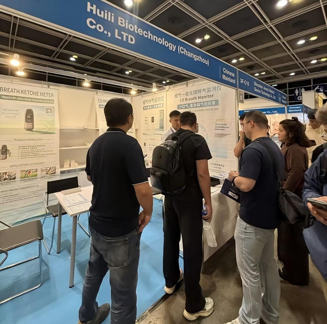 2026香港秋季电子展汇立生物3F-C15展位前聚集的国际买家，驻足了解燃脂呼吸监测仪与CO呼气监测仪